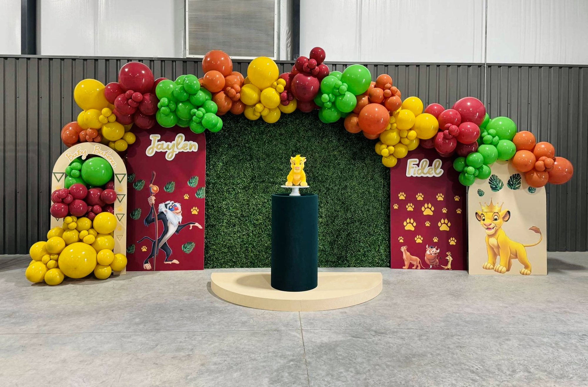 Lion King themed balloon arch birthday party decoration